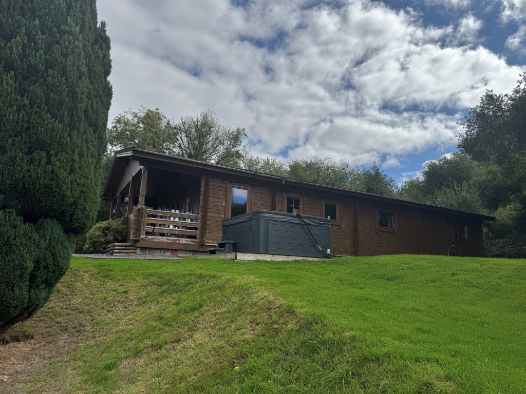 Lot: 71 - FREEHOLD TEN ACRE SITE WITH LAKES AND LODGES - Damsel Lodge side